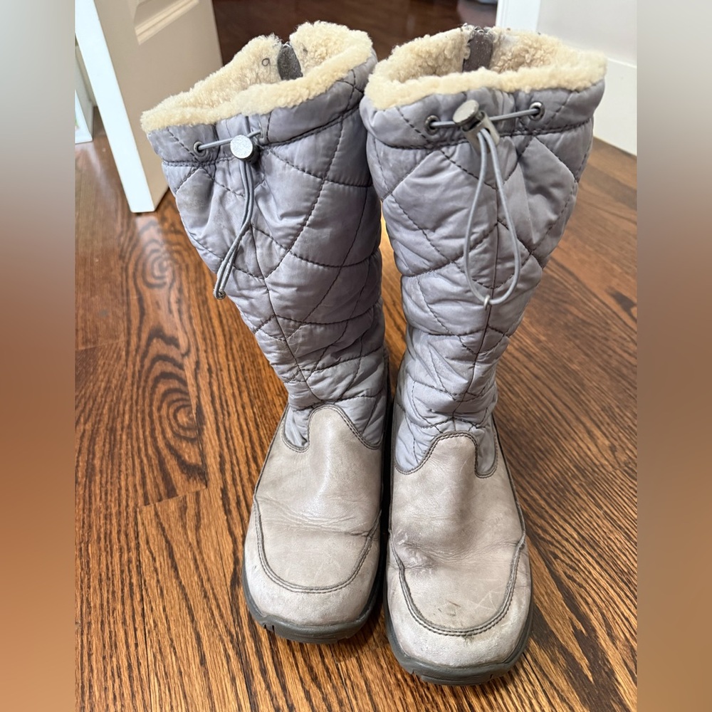 UGG Back Zip‎ Sheepskin Lined Silver Leather
Winter Boots Womens Size 8